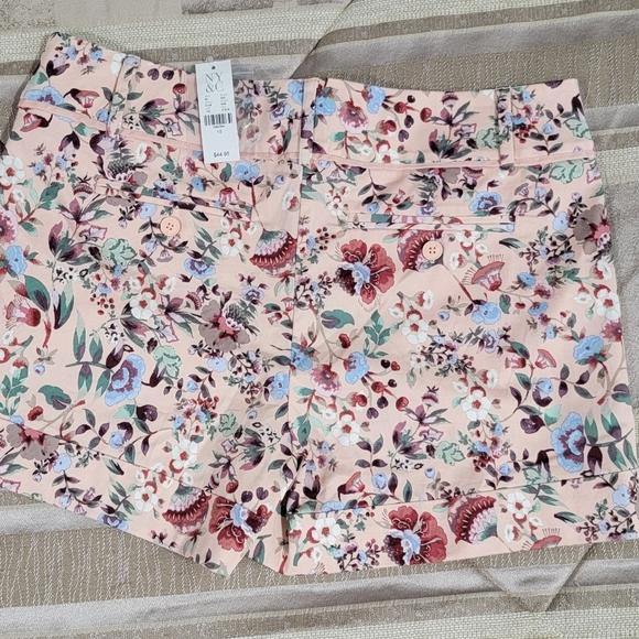 NWT cuffed NY & Co. cuffed shorts. 4" inseam. Size 10. - Picture 2 of 3